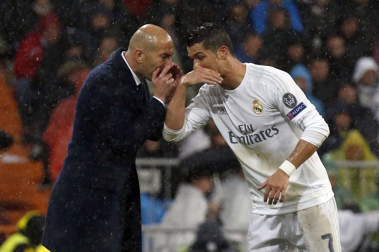 Pese a marcar dos goles, Cristiano no perdió la concentración y estuvo atento a las peticiones de Zidane incluso acercándose a la zona técnica para recibir las indicaciones del francés de propia voz.