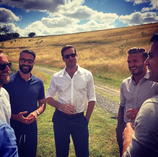 Aquí los galanes disfrutando de la fiesta.