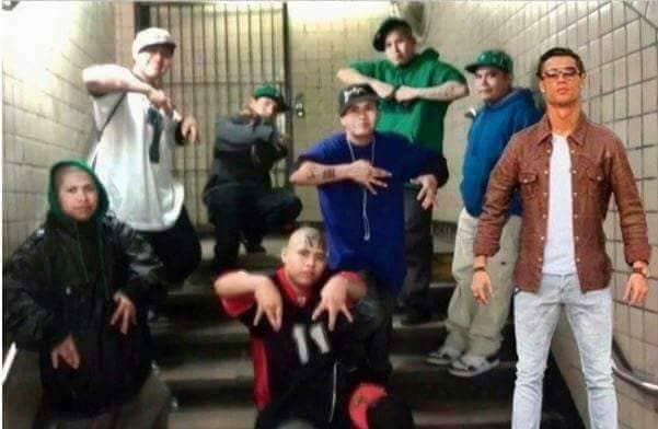 Cristiano Ronaldo compartió en redes sociales una imagen junto a su nuevo automóvil, pero los usuarios poca atención le prestaron a su nueva adquisición y aprovecharon para burlarse de su pose frente a la cámara con memes llenos de humor en situaciones hilarantes.