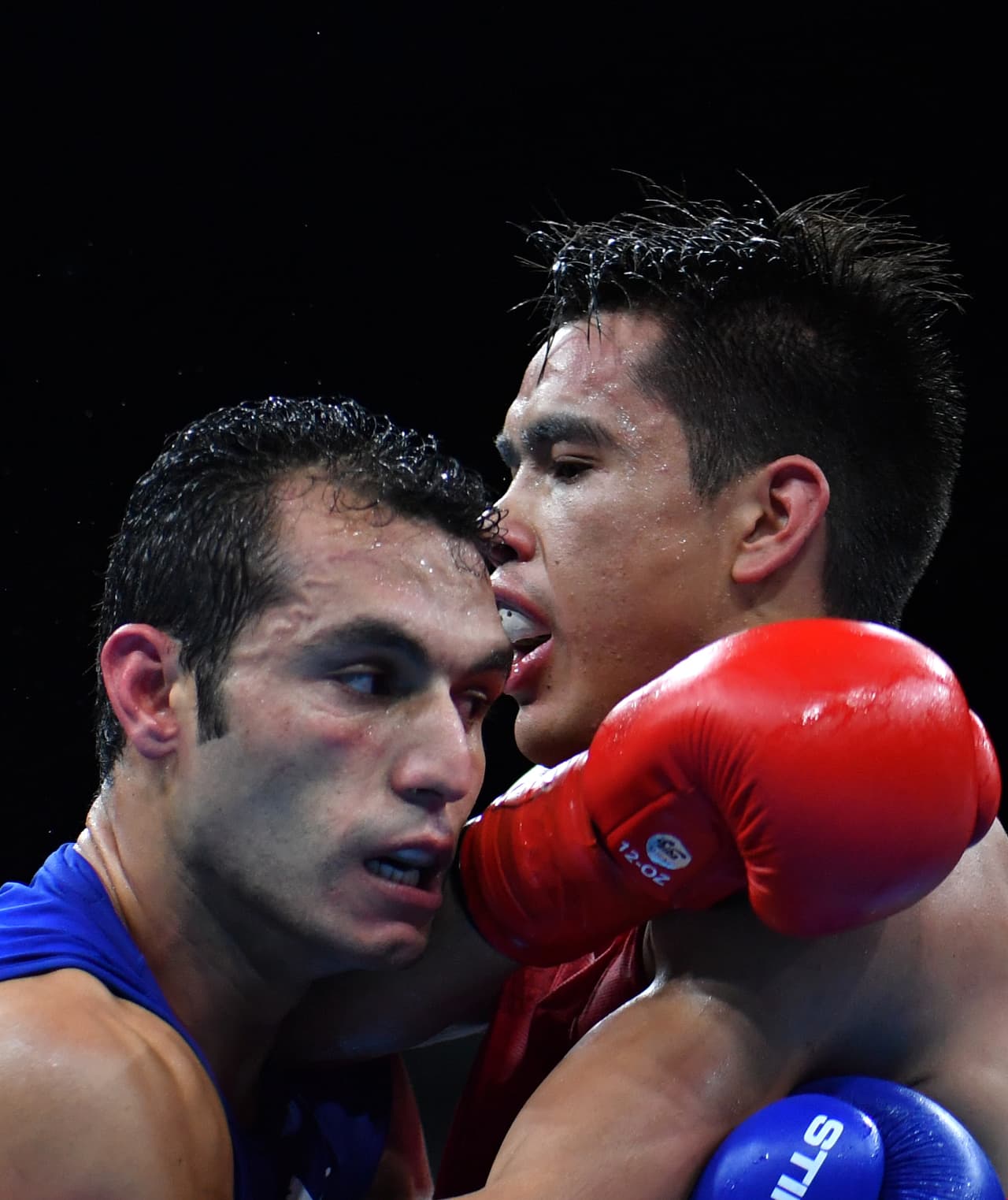 El único sufrimiento que pasó Misael Uziel a lo largo de la pelea fue que su protector bucal salió volando en tres ocasiones, una por round, situación que le restó un punto.