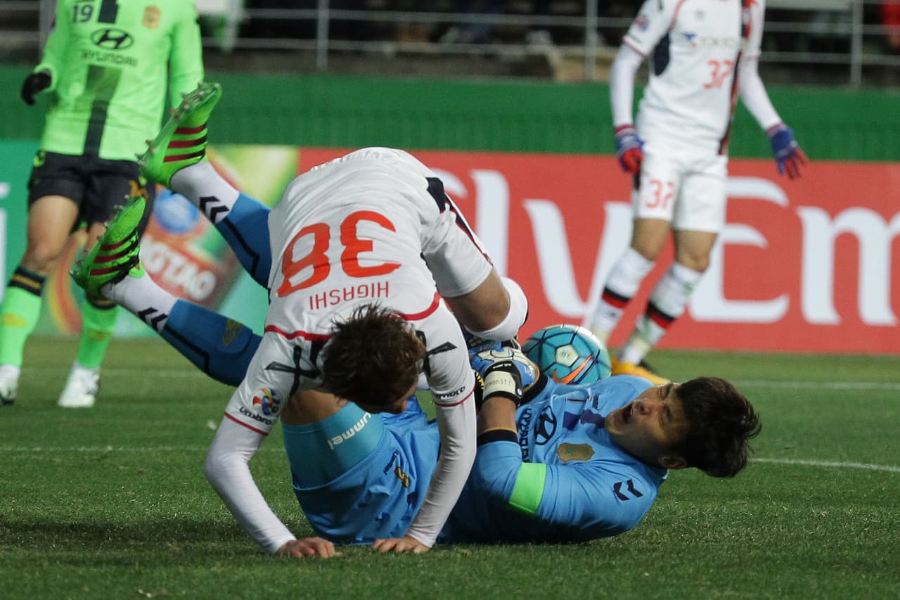 Kwoun Sun-tae es un arquero arriesgado, que no teme por su integridad si es para defender el arco de su equipo. Todo un guerrero.