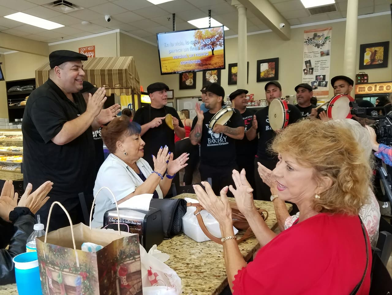 Clientes y empleados de Melao Bakery en Kissimmee celebran un cumpleaños