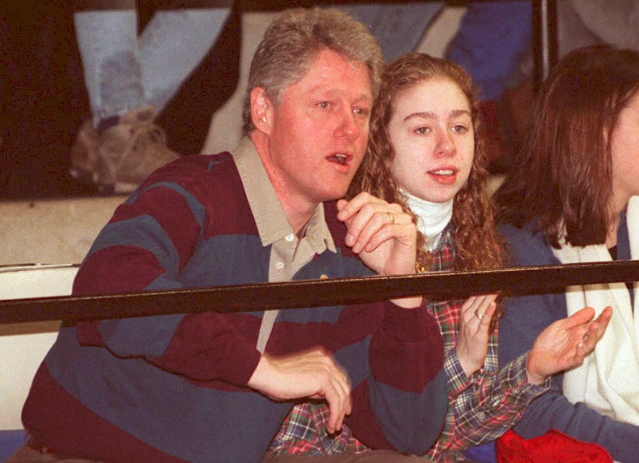 Chelsea Clinton suele recordar en sus conferencias, ya convertida en toda una mujer de los negocios y la política, lo mucho que la afectó aquel comentario que hizo el conservador Rush Limbaugh sobre su apariencia: "Los Clinton tienen un gato en la Casa Blanca, su nombre es Socks. Ellos también tienen un perro, y mostró mi foto en la pantalla".