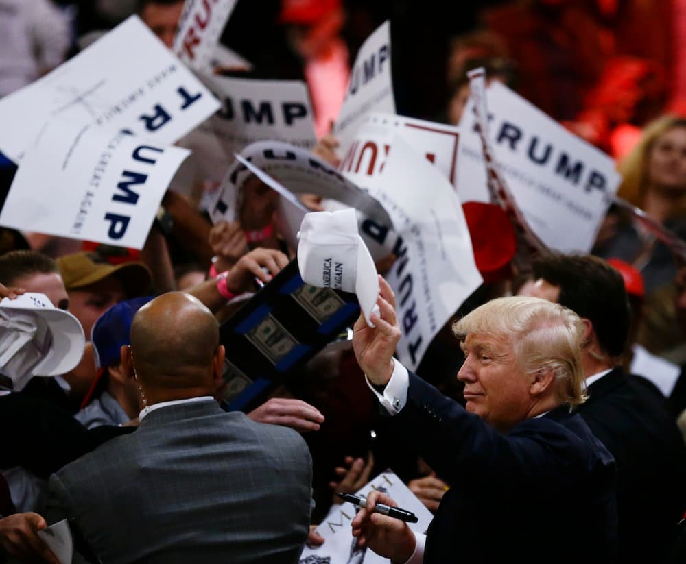 El magnate aprovechó para darse un baño de masas y firmar autógrafos