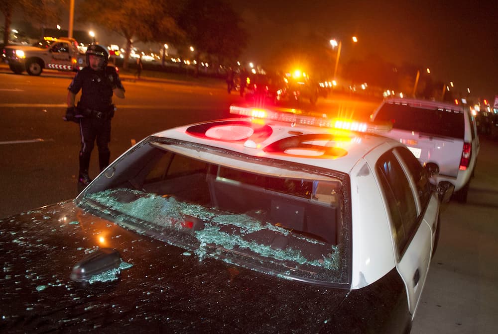 Así quedó la patrulla de la policía tras ser atacada por manifestantes