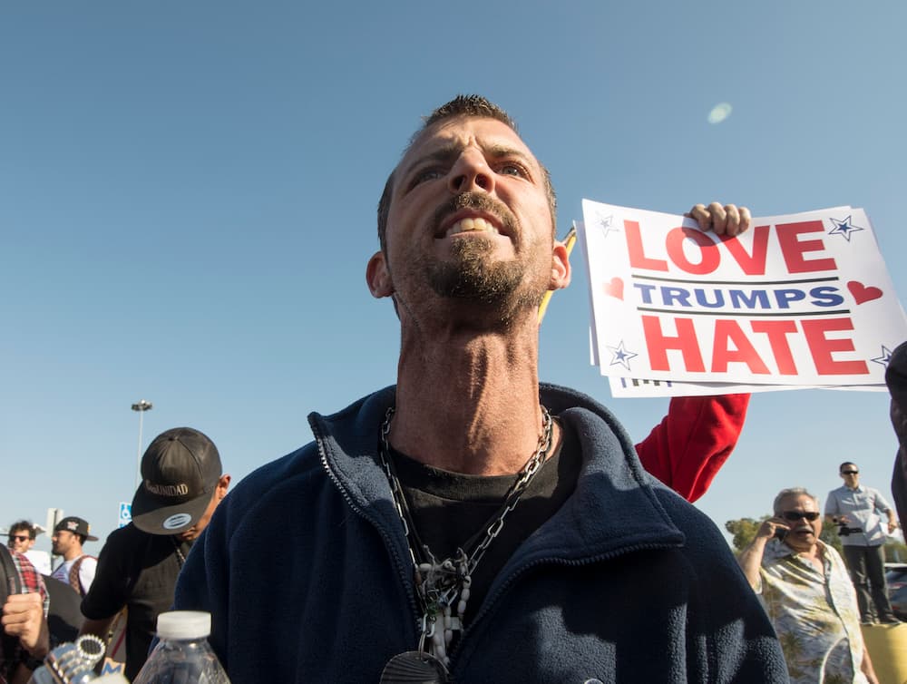Andreas Dixon, uno de los manifestantes anti Trump que protestó en el anfiteatro El Pacífico, en Costa Mesa, California
