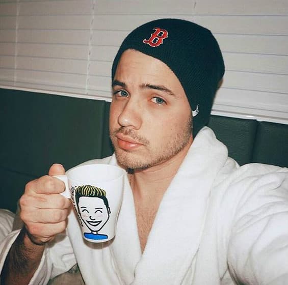 William Valdes se prepara para ver el Hotel de Los Secretos acompañado de un delicioso café. (3 de febrero, 2016)