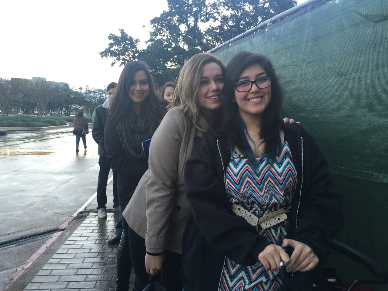 Cantando y con toda la energía se hicieron sentir los jóvenes texanos que madrugaron en busca de la oportunidad de sus vidas. Cada uno tuvo la misión de convencernos con su talento, personalidad y estilo único, muchos audicionaron pero sólo los mejores subirán al escenario.