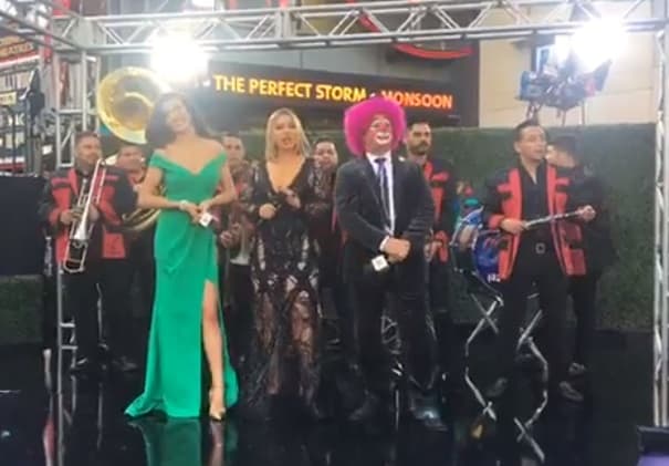 Fue entrevistada por 'Platanito', el conocido payaso quien le pidió que cantara en el pequeño set que se montó durante la alfombra y, para sorpresa de todos, 'Chiquis' subió a su banda y lo complació.