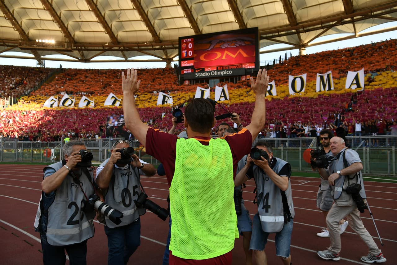Los fanáticos de Roma le dieron una cálida despedida a Francesco Totti, el eterno capitán, en su despedida del fútbol profesional. Todos vistieron el '10', llevaron pancartas y posaron con una estatua y aclamaron al jugador, que fue suplente contra Genoa pero entró en el triunfo 3-2, en su último juego tras 24 años con el equipo.