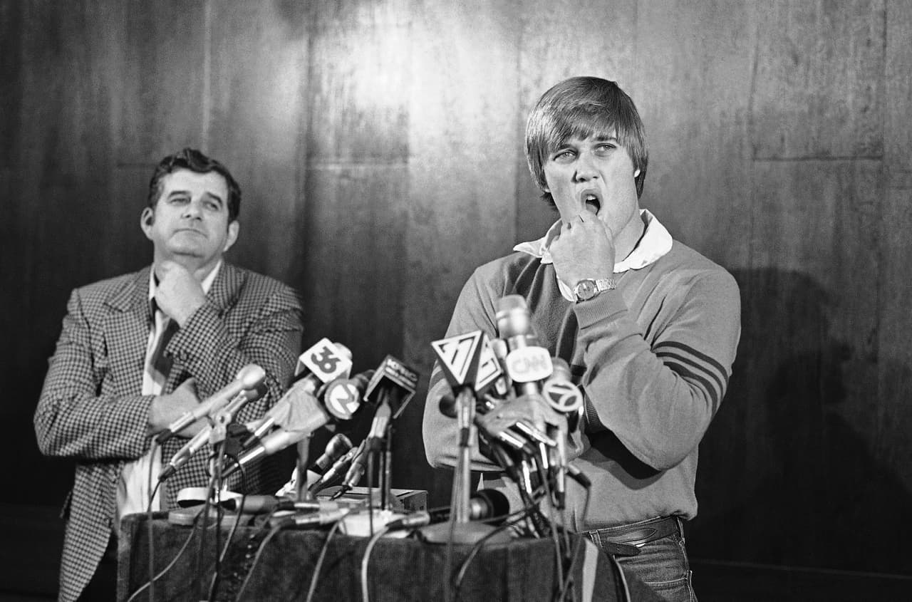 1983 — JOHN ELWAY
<b>Baltimore Colts</b> | QB Stanford
<br>El quarterback de la Universidad de Stanford, John Elway, durante la conferencia de prensa en la que anunció que jugaría béisbol para los Yankees de Nueva York en lugar de firmar con los Baltimore Colts como la elección principal de la NFL, el martes 26 de abril de 1983 en San Jose, California. Elway, quien después fue contratado por los Denver Broncos, es calificado por los exploradores de la NFL como quizás el mejor prospecto de mariscal que ha surgido del colegial. (Foto de AP / Paul Sakuma)