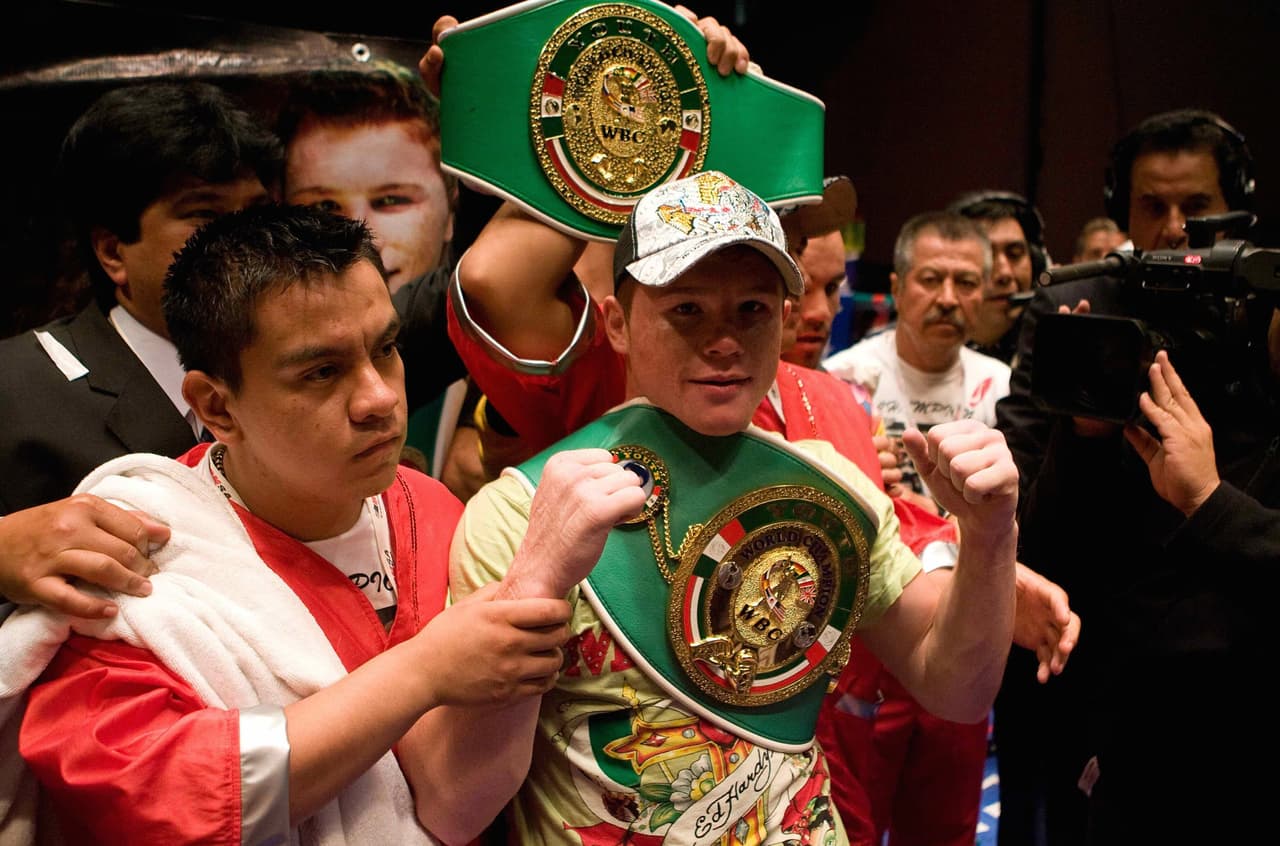 En 2008 obtuvo su primer título como profesional en welter Fedecentro, cetro reconocido por la Asociación Mundial de Boxeo (WBA). Desde ahí empezó a cosechar títulos.