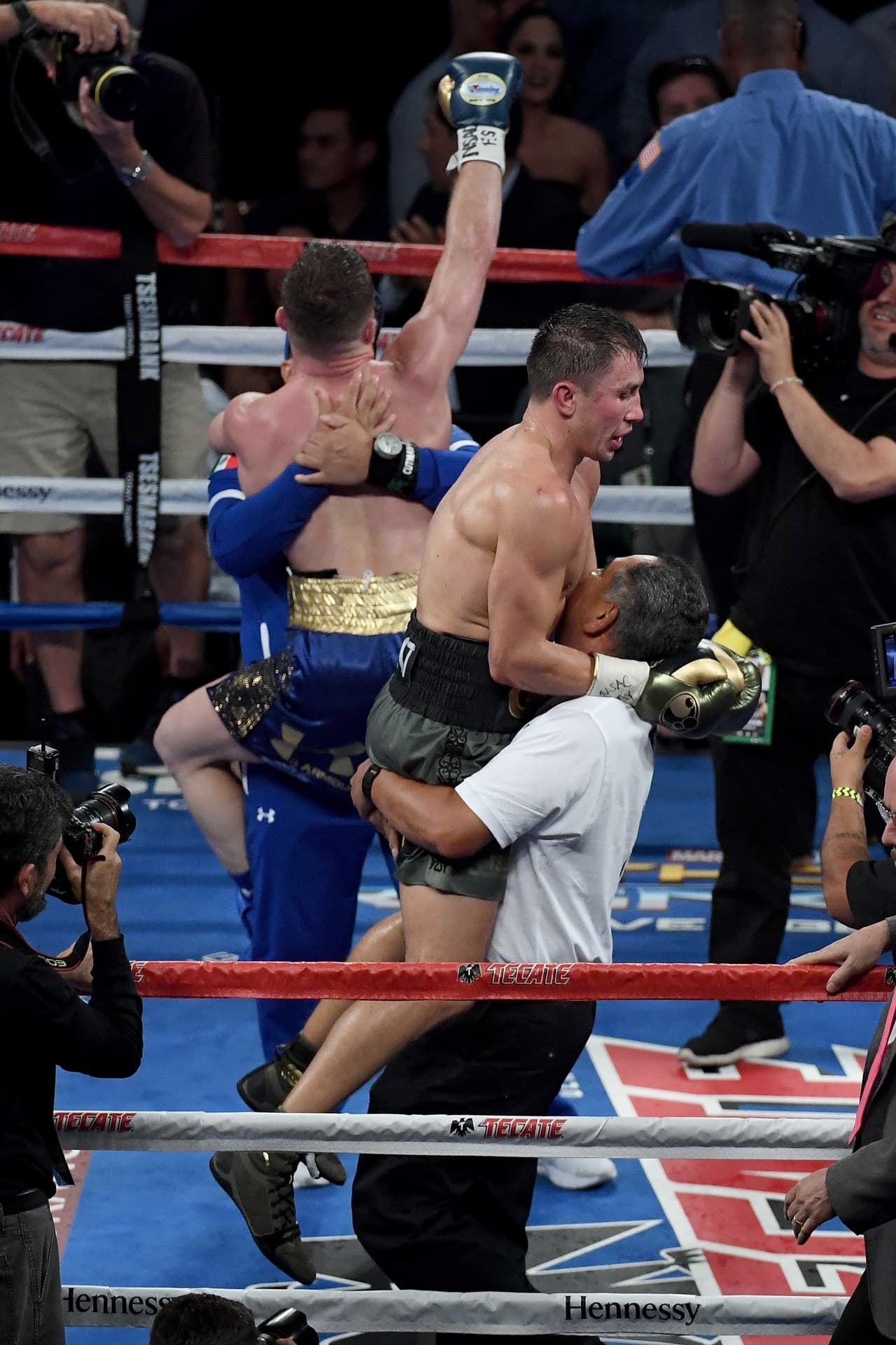 En las entrevistas al final del combate, los dos peleadores se mostraron ansiosos por un segundo combate lo antes posible. Será un gusto disfrutar nuevamente de estos dos gigantes del boxeo.