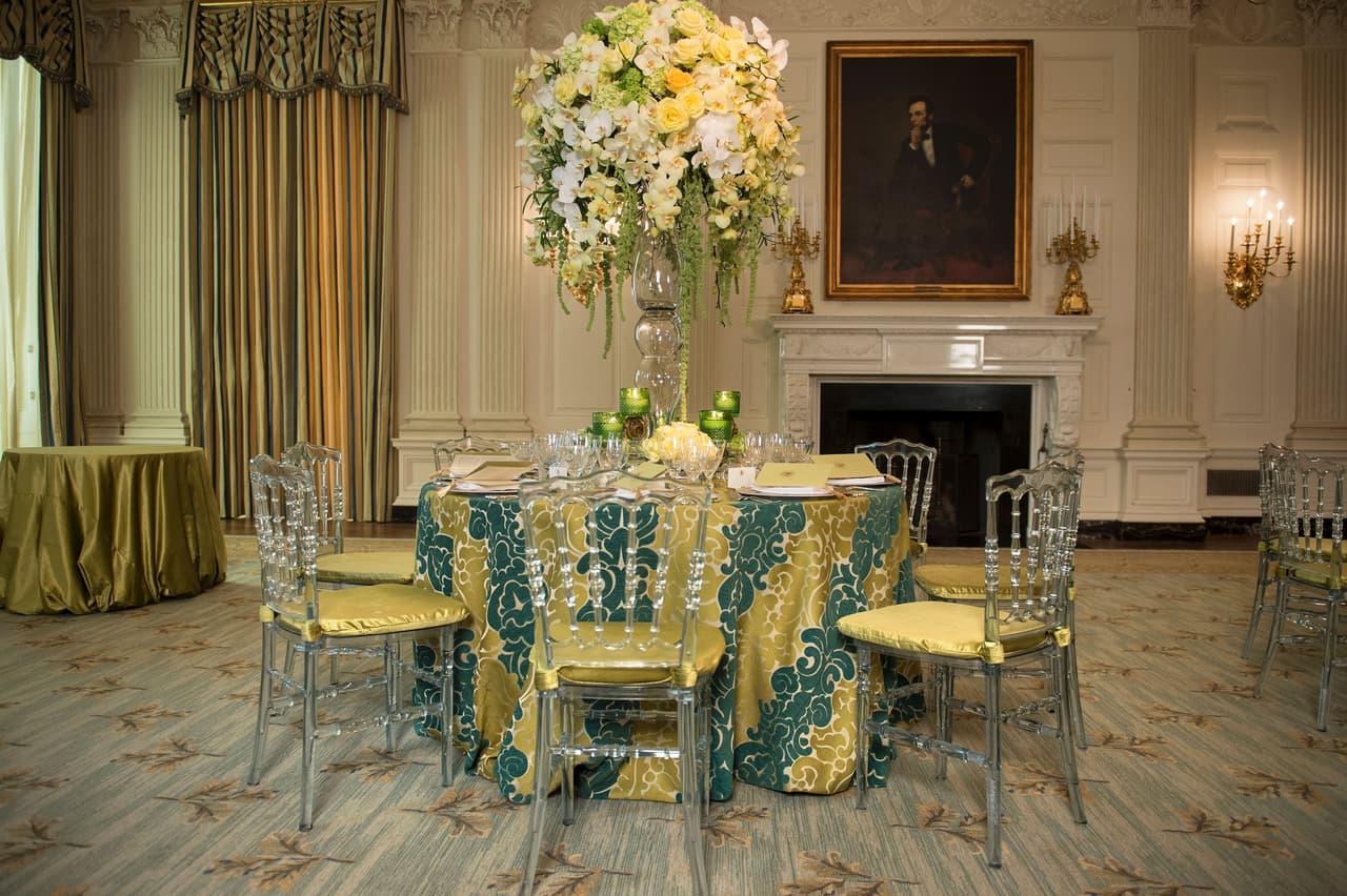 Un candelabro alto con flores y manteles largos son parte de la decoración clásica de la Casa Blanca.