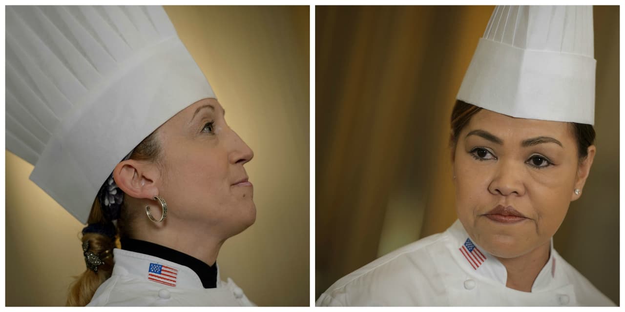 Las chefs ejecutivas de la Casa Blanca, Cristeta Comerford de cocina salada y la repostera Susan Morrison.