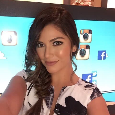 ¡Selfie! Ana Patricia aprovechó los cortes comerciales para saluar a sus fans en Redes Sociales. (17 de febrero, 2016)
