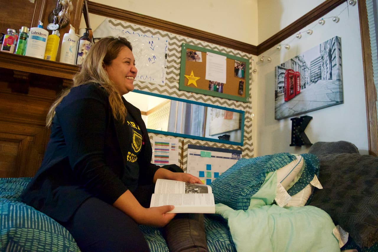 Kimberly estudia Economía y Negocios en la Escuela de Negocios Haas de Berkeley. Aunque tuvo un cupo en Harvard, prefirió quedarse cerca de sus padres en California.