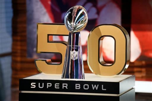 El camino de los 32 equipos hacia el Super Bowl inició con el Kickoff del juego entre los Steelers y Patriots en New England.