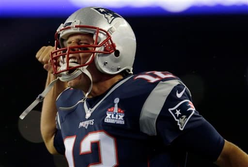 Tom Brady al salir al campo para los calentamientos.