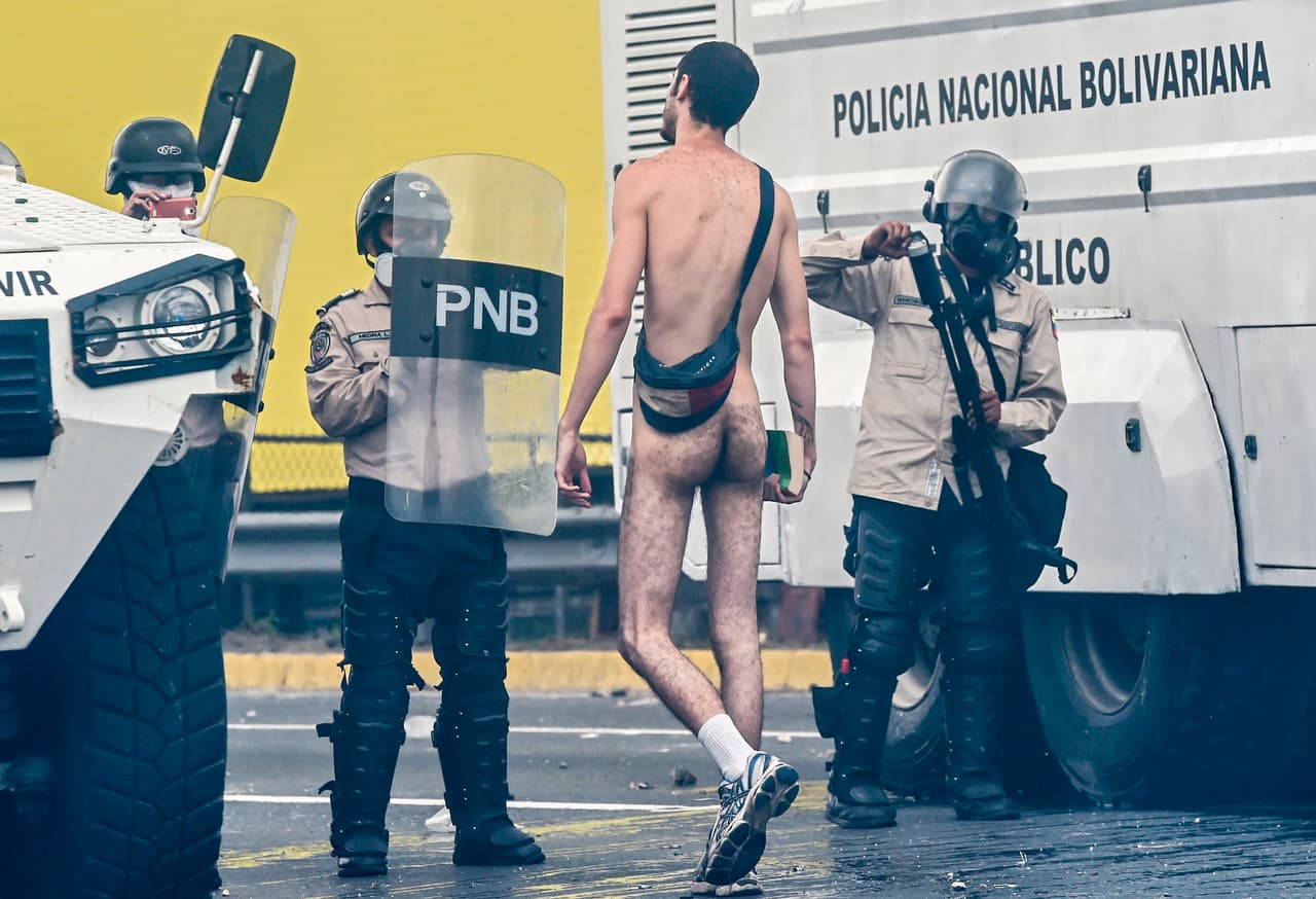 Un joven desnudo caminó hacia la Policía Nacional Bolivariana pidiendo que dejaran de lanzar bombas lacrimógenas contra los manifestantes que se encontraban en una autopista de Caracas.