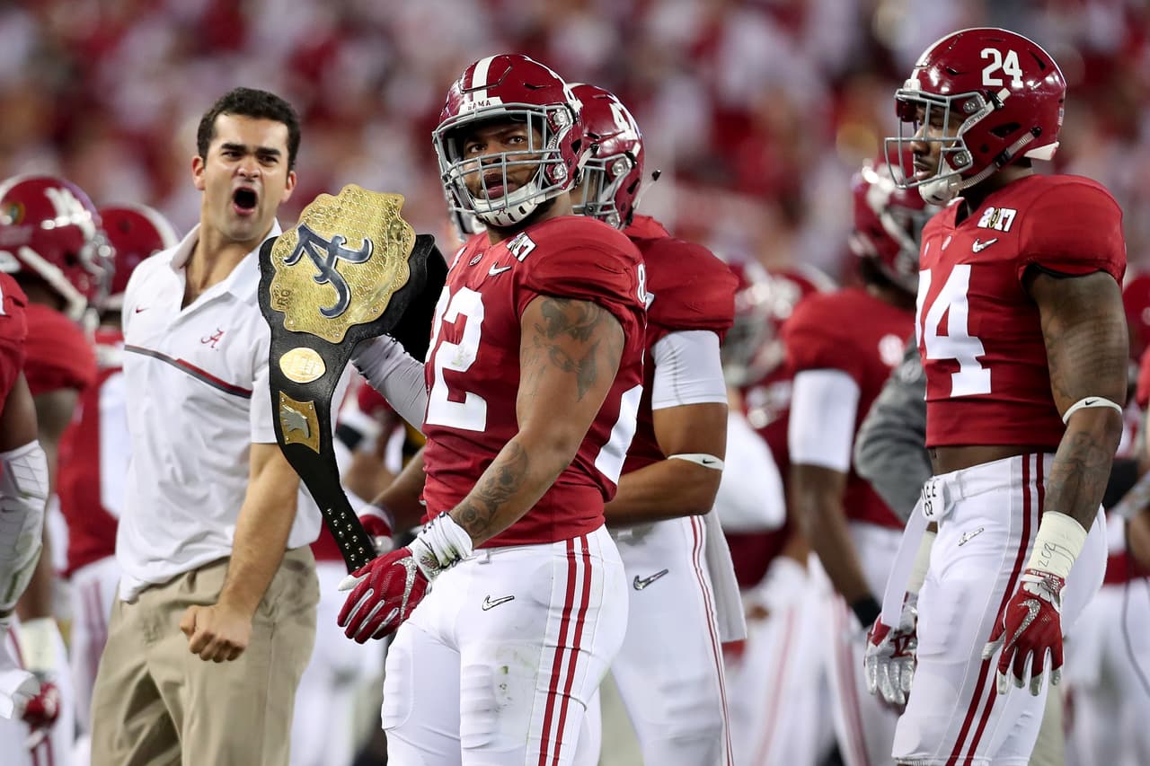 El linebacker Ryan Anderson # 22 de la Alabama Crimson Tide sostiene el cinturón de campeonato de "Ball Out" previo al arranque del Campeonato Nacional 2017 del Fútbol Americano Colegial contra Clemson.