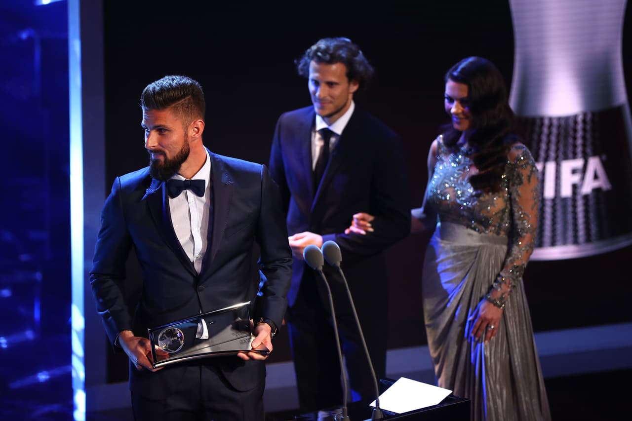 LONDON, ENGLAND - OCTOBER 23: Olivier Giroud of France and Arsenal wins the Fifa Puskas award during The Best FIFA Football Awards Show on October 23, 2017 in London, England. (Photo by Michael Steele/Getty Images)