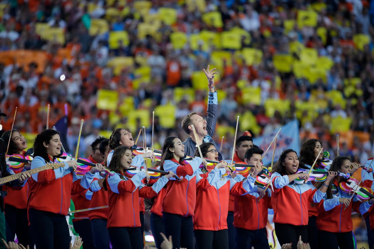 Disfruta de más imágenes del Medio tiempo del Super Bowl 50.