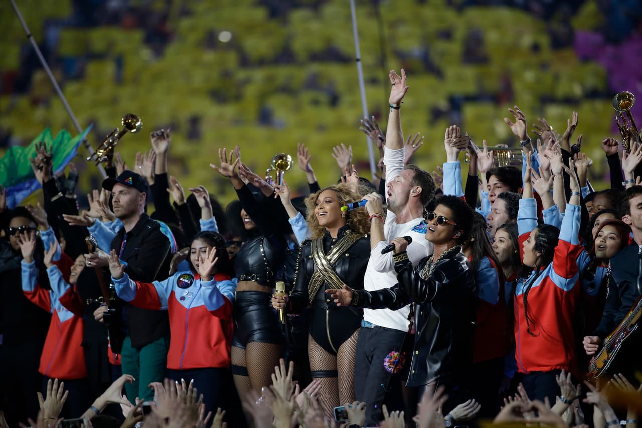 Disfruta de más imágenes del Medio tiempo del Super Bowl 50.