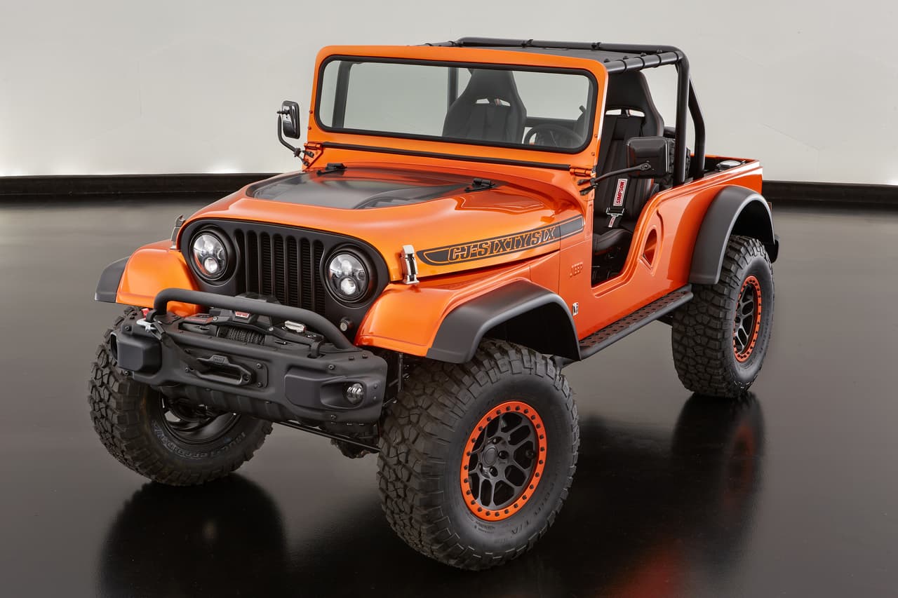<b>Jeep CJ66</b>: Este es un de los
<b>monstruos Frankenstein</b> que sólo Jeep sabe hacer como nadie más. Al chasis de la generación anterior del Jeep Wrangler TJ lo vistieron con la carrocería “Tuxedo Park” de un Jeep CJ5 de 1966, añadiendo un toque de la actual generación.