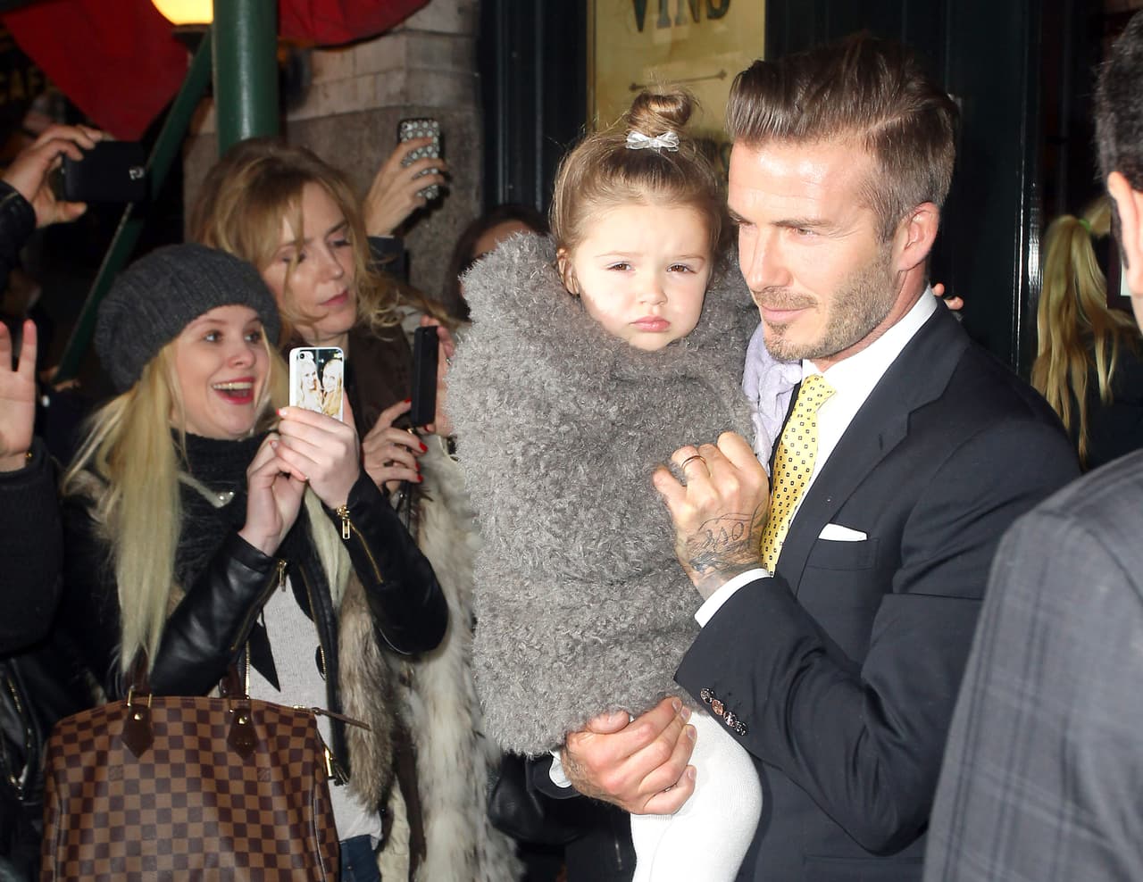 Muy fashion frente a los paparazzi.