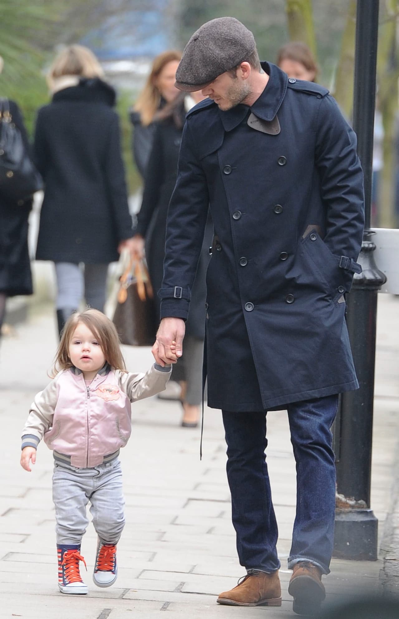 Dando sus primeros pasos con papi.