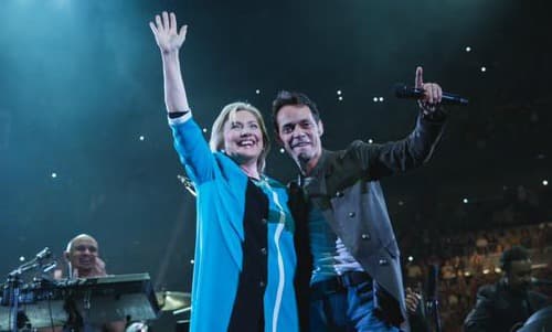 El salsero Marc Anthony sorprendió a sus miles de fanáticos al invitar al escenario a una "fanática de la música latina": Hillary Clinton.