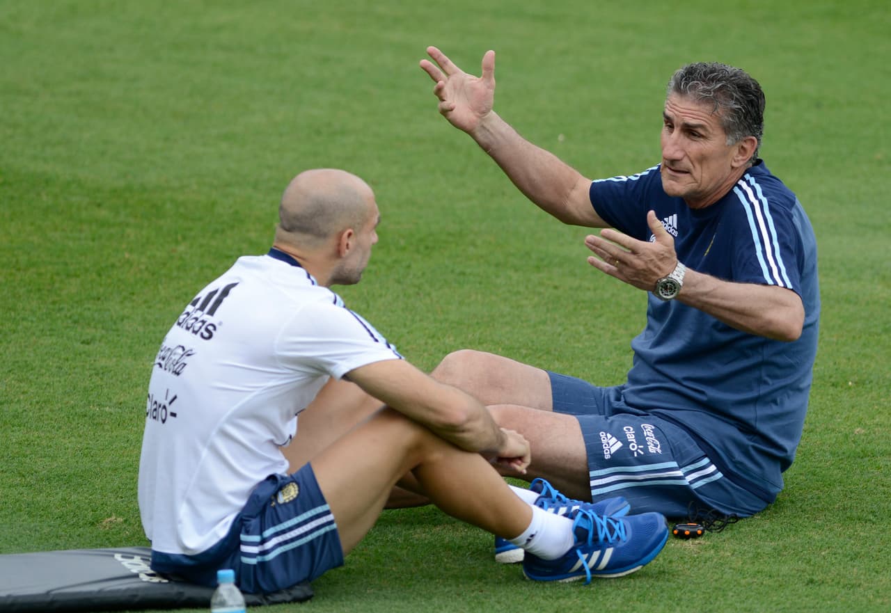 El técnico de Argentina, Edgardo Bauza, aún busca explicación a la caída que ha tenido el equipo, que en cuatro fechas pasó del primer al sexto puesto de la eliminatoria.