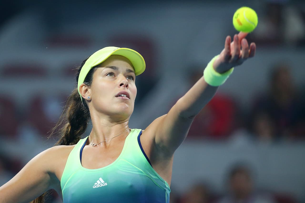 Ana Ivanovic es una de las grandes figuras mediáticas del tenis mundial. Su talento le dio reconocimiento pero su belleza, enmarcada por rostro y cuerpo que envidiarían cualquier modelo de élite, la ha convertido en un referente para los seguidores del deporte que caen rendidos ante su atractivo dentro y fuera de la cancha.