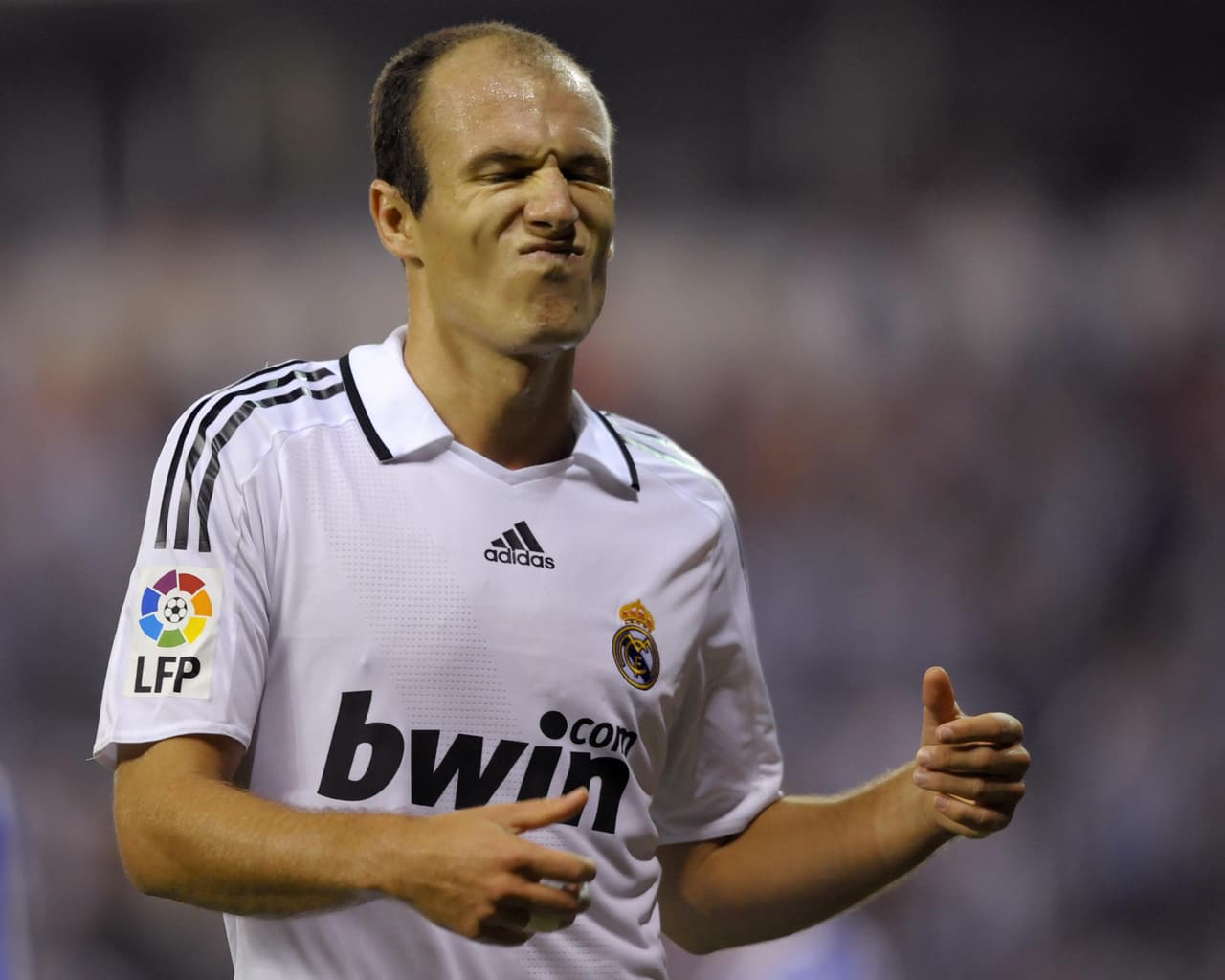 El holandés Arjen Robben pasó con más pena que gloria por Real Madrid y tras dos años en el equipo blanco, donde el técnico Juande Ramos afirmó que se jugaba mejor sin él. En 2009, el club decidió traspasarlo.