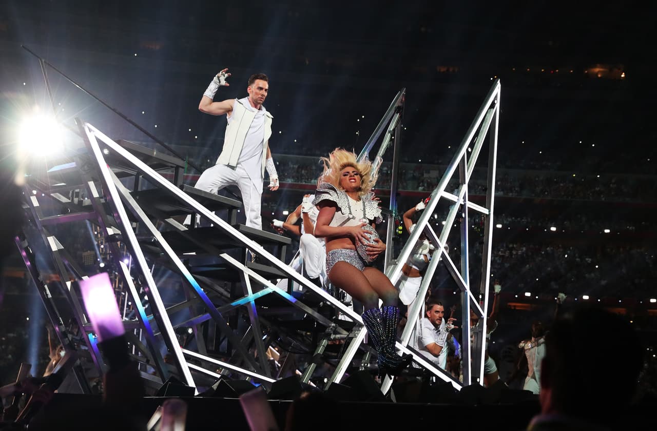 Lady Gaga dio un show en el que bajó desde el techo colgada, dando incluso vueltas sin dejar de cantar. Tras su llegada aérea, le imprimió mucha energía al baile, con una presentación panorámica con coreografía de luces, con referentes al fútbol americano y con una temática dirigida hacia la unidad nacional. Al final del show, la artista recibió un balón y se dejó caer.