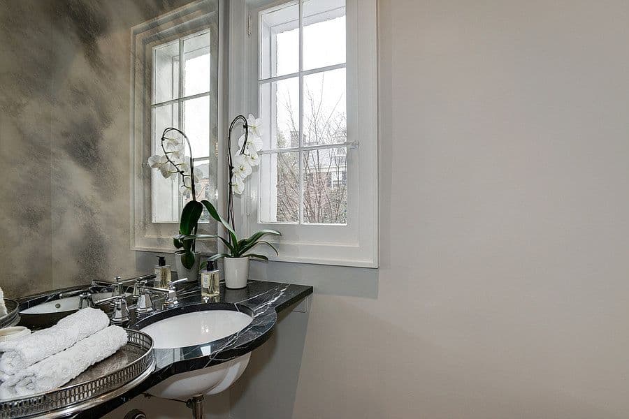 El lavabo con encimera de mármol y pila empotrada.