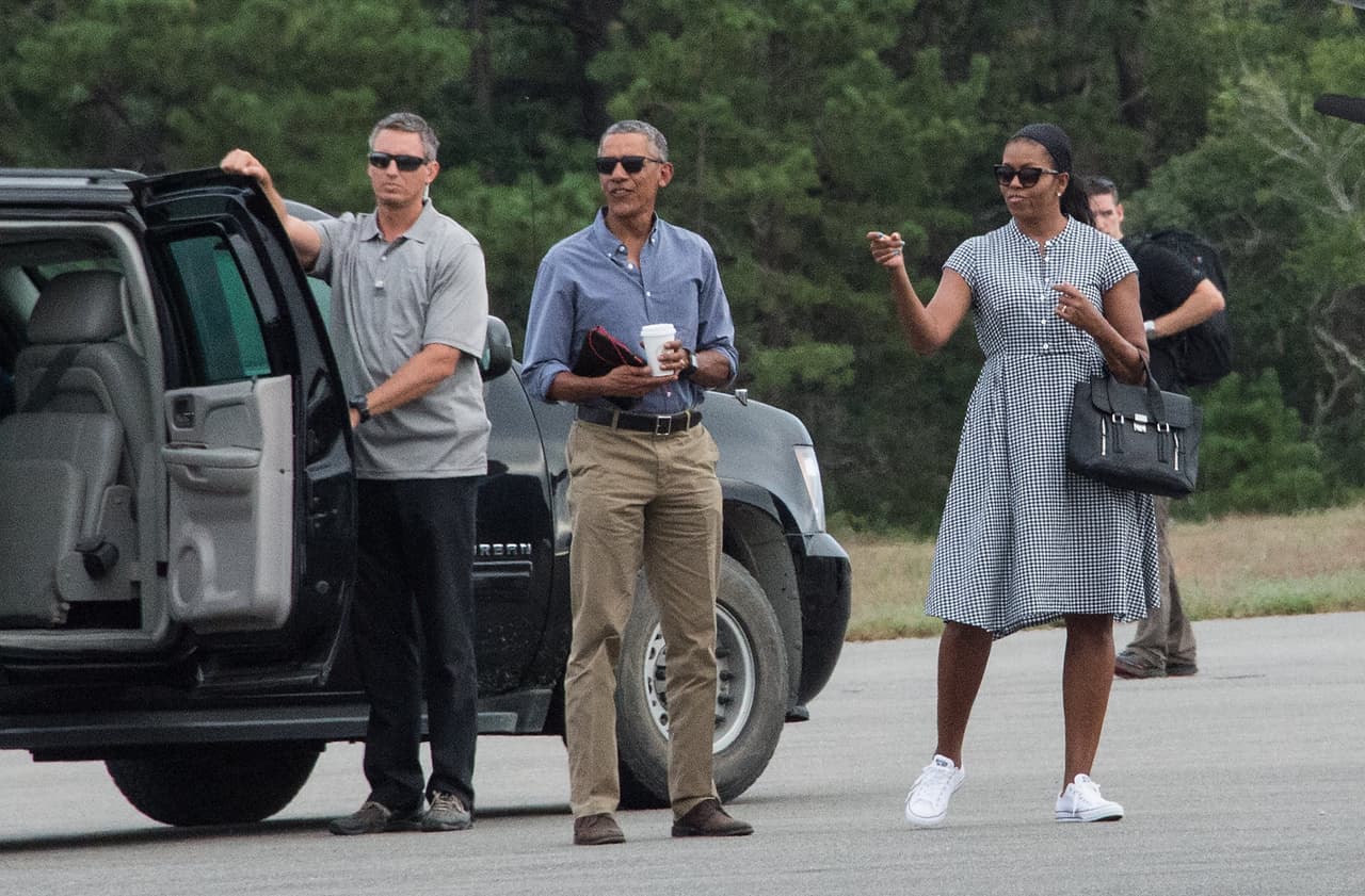 Sí, a pesar de lo extraño que pueda sonar, los tenis han sido también unos de los zapatos favoritos de la primera dama. Recientemente le vimos llevar un vestido camisero de J.Crew con unos tenis Converse que la hicieron promotora de la tendencia de llevar zapatillas deportivas con vestidos más formales.