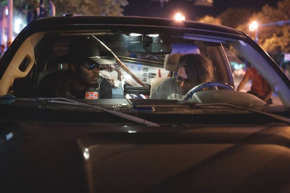 Los defensores confederados Arlene Barnum y Andrew Duncomb, autodenominado ‘Rebelde Negro’, se retiran después de haber sido rodeado por adversarios.