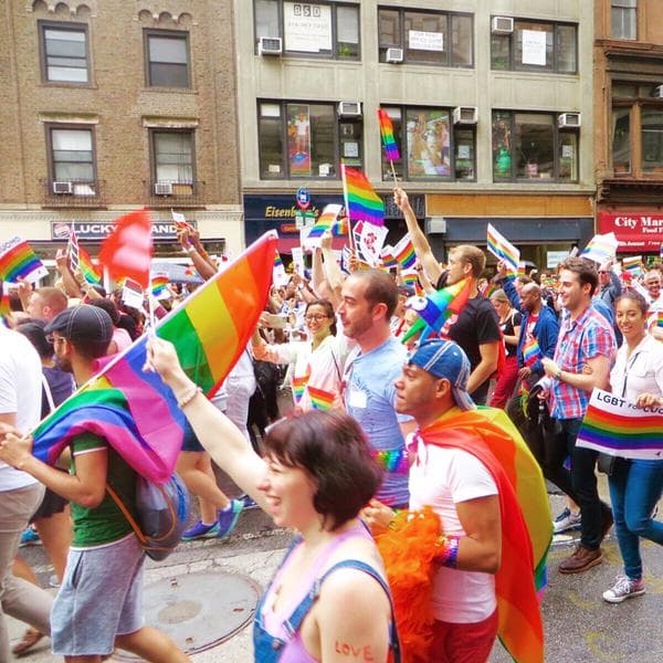 Miles celebran el Día del Orgullo Gay en NY