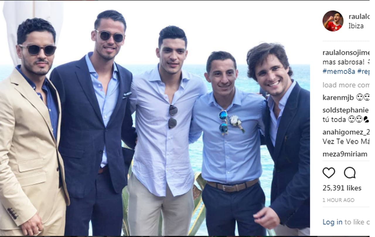 Raúl Alonso Jiménez, estrella del Benfica campeón de Portugal, también estuvo para apoyar a Ochoa.