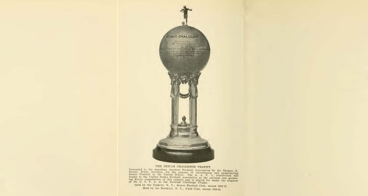 La Lamar Hunt U.S. Open Cup es el torneo de clubes de fútbol ininterrumpido más antiguo del continente americano y aquí te pondremos en contexto acerca de su importancia. Aquí el primer trofeo llamado Dewar Challenge Trophy.