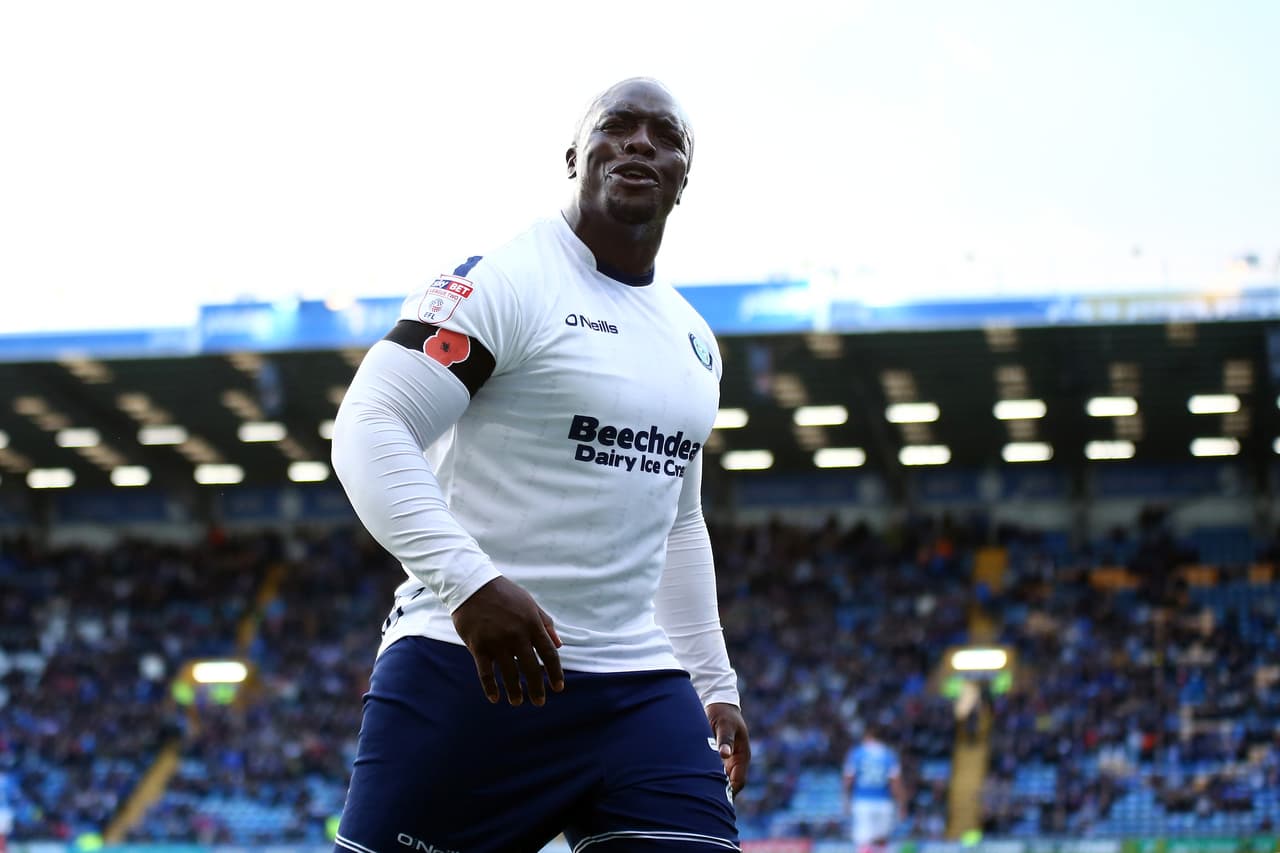 Con un peso de 100 kilogramos y 1,80 metros de estatura, este atacante de 34 años es una pesadilla marcar cuerpo a cuerpo para cualquier defensa, no necesariamente por su talento.