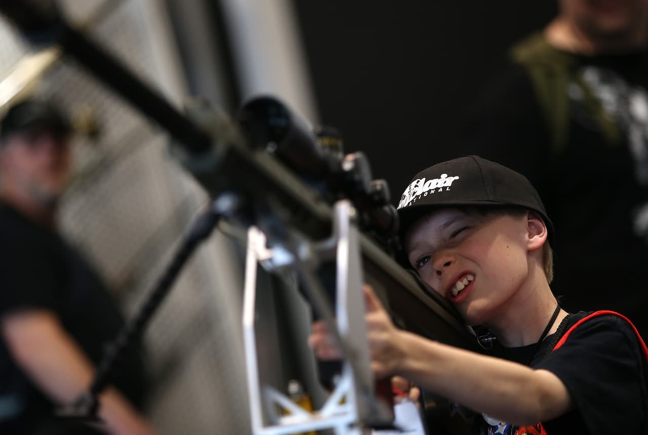 Un niño inspecciona un arma durante el encuentro anual de la Asociación Nacional del Rifle, en Tennessee.