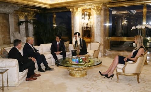 Ivanka Trump y su esposo Jared Kushner estuvieron presentes en la recepción del primer ministro de Japón Shinzo Abe