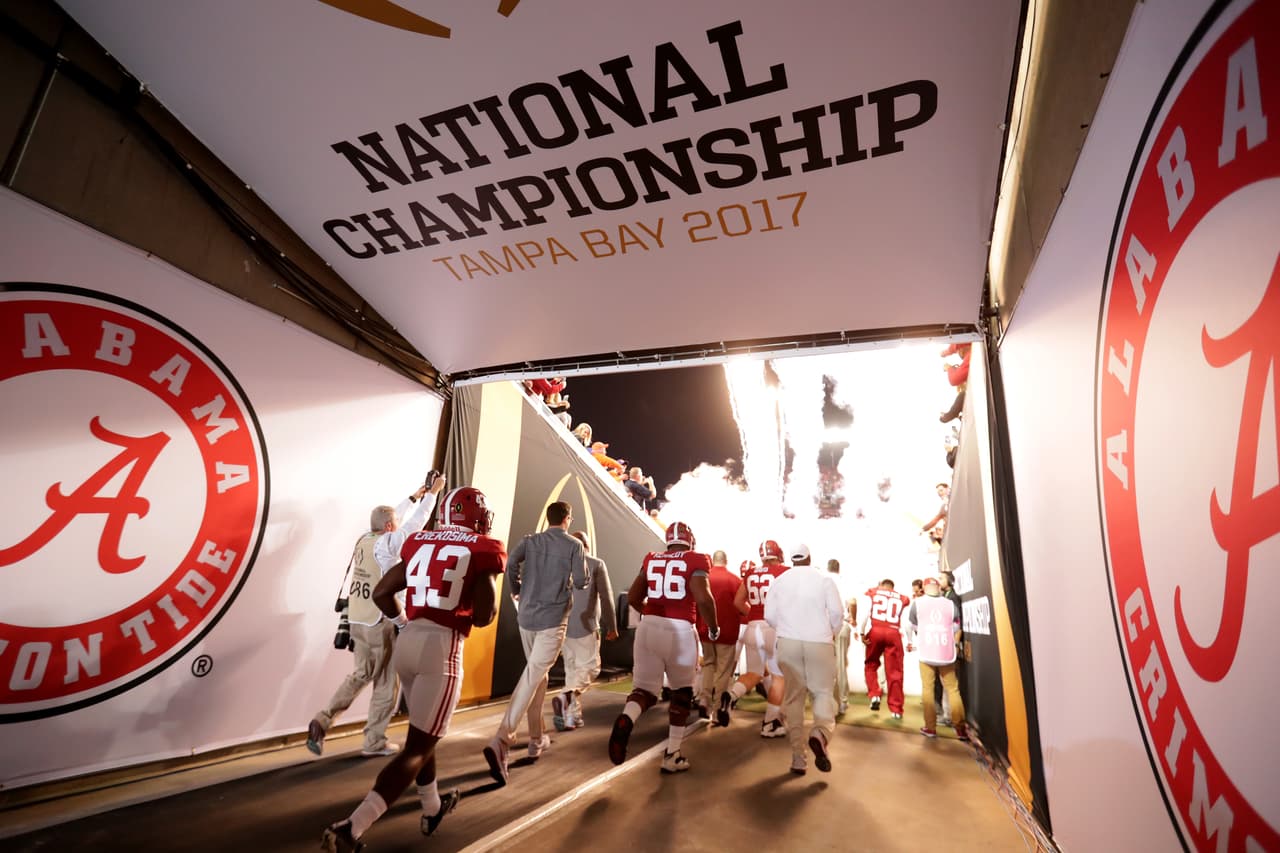 La marea carmesí de Alabama toma el campo antes del juego del Campeonato Nacional contra los Tigres de Clemson en el estadio de Raymond James.