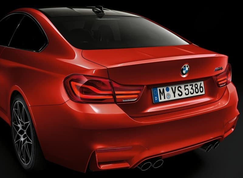 La parte posterior muestra pocos cambios estéticos, aunque los faros, al igual que los delanteros, incorporan luces LED, que renuevan ligeramente su apariencia.