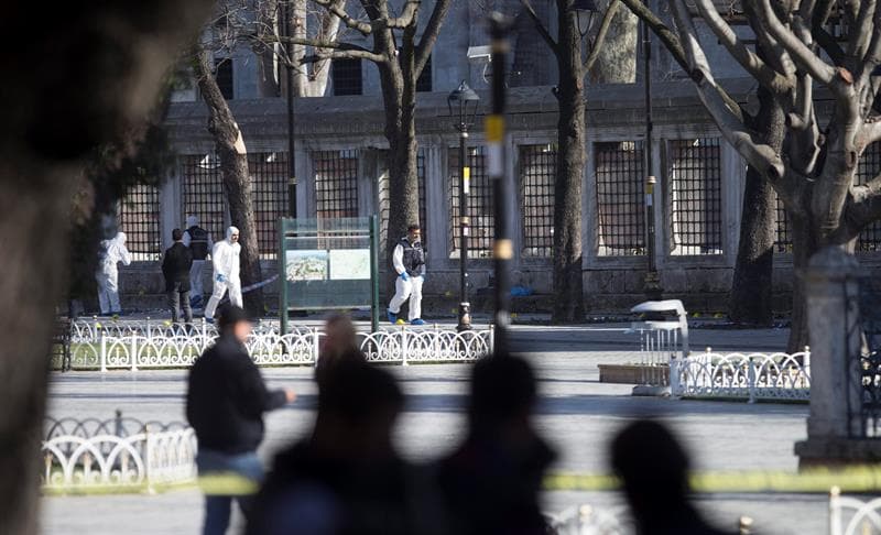 Paramédicos trabajan en el escenario de la fuerte explosión que se ha producido junto a la Mezquita Azul.
