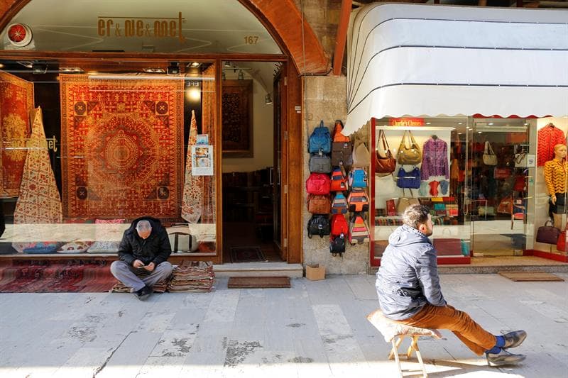 Vendedores esperan la llegada de turistas frente a sus comercios en las inmediaciones de la Mezquita Azul tras el atentado suicida.