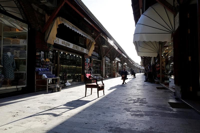 Vendedores esperan la llegada de turistas frente a sus comercios en las inmediaciones de la Mezquita Azul.